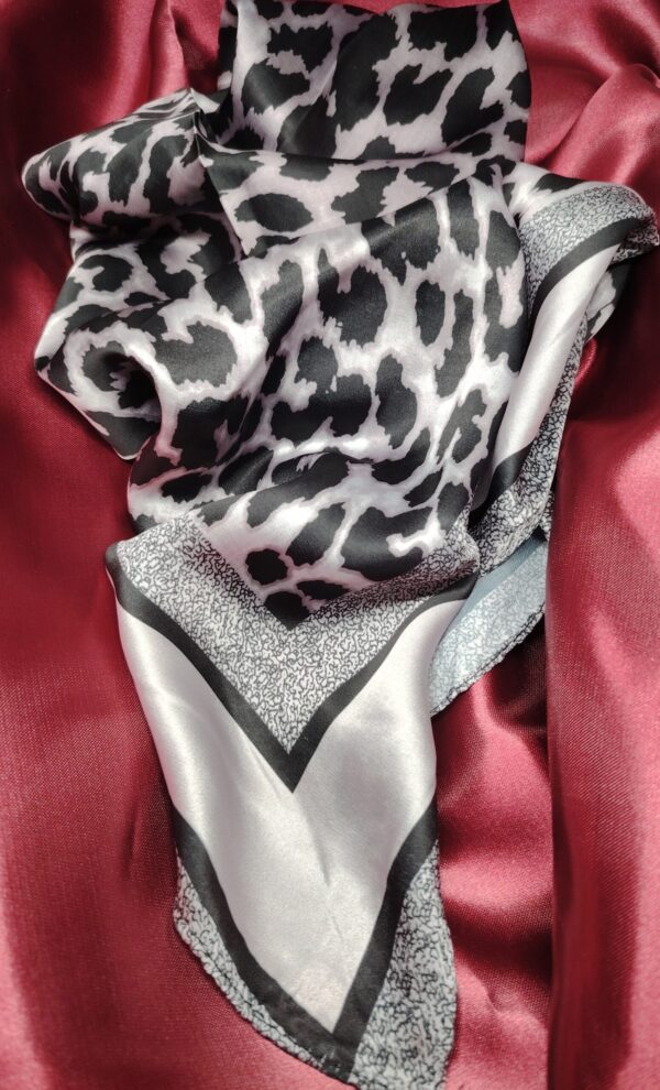 Pañuelo Animal Print Gris - Imagen 2